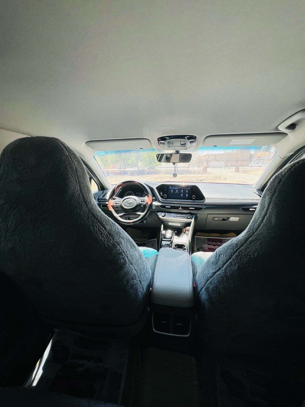 سوناتا 22خليجي معوقين بيها بنيد تبديل السعر 185
*تشغيل عن بعد
*محرك2.5
*گير 6نمر At
*لايت زنون اصلي اربع عدسات
*تبريد قطعتين 
* شاشة وسطية أصلية قياس 8 إنش.
* تشغيل زر (Smart Key).
* ناقل حركة إلكتروني بالأزرار (Shift By Wire).
* زر Drive Mode لتغيير أوضاع القيادة.
* مكيف أوتوماتيك ثنائي التحكم.
* فرامل إلكترونية EPB مع Auto Hold غالبًا.
* بلوتوث وUSB وتحكم من المقود.
* مثبت سرعة.
* صندق ذكي عند الاقتراب
* حساسات خلفية
* مرايا كهربائية مع إشارات جانبية.
* 6 وسائد هوائية ونظام ثبات إلكتروني.
*خمس انظمه قياده

* الفئة الدقيقة (Smart / Comfort / Premium).