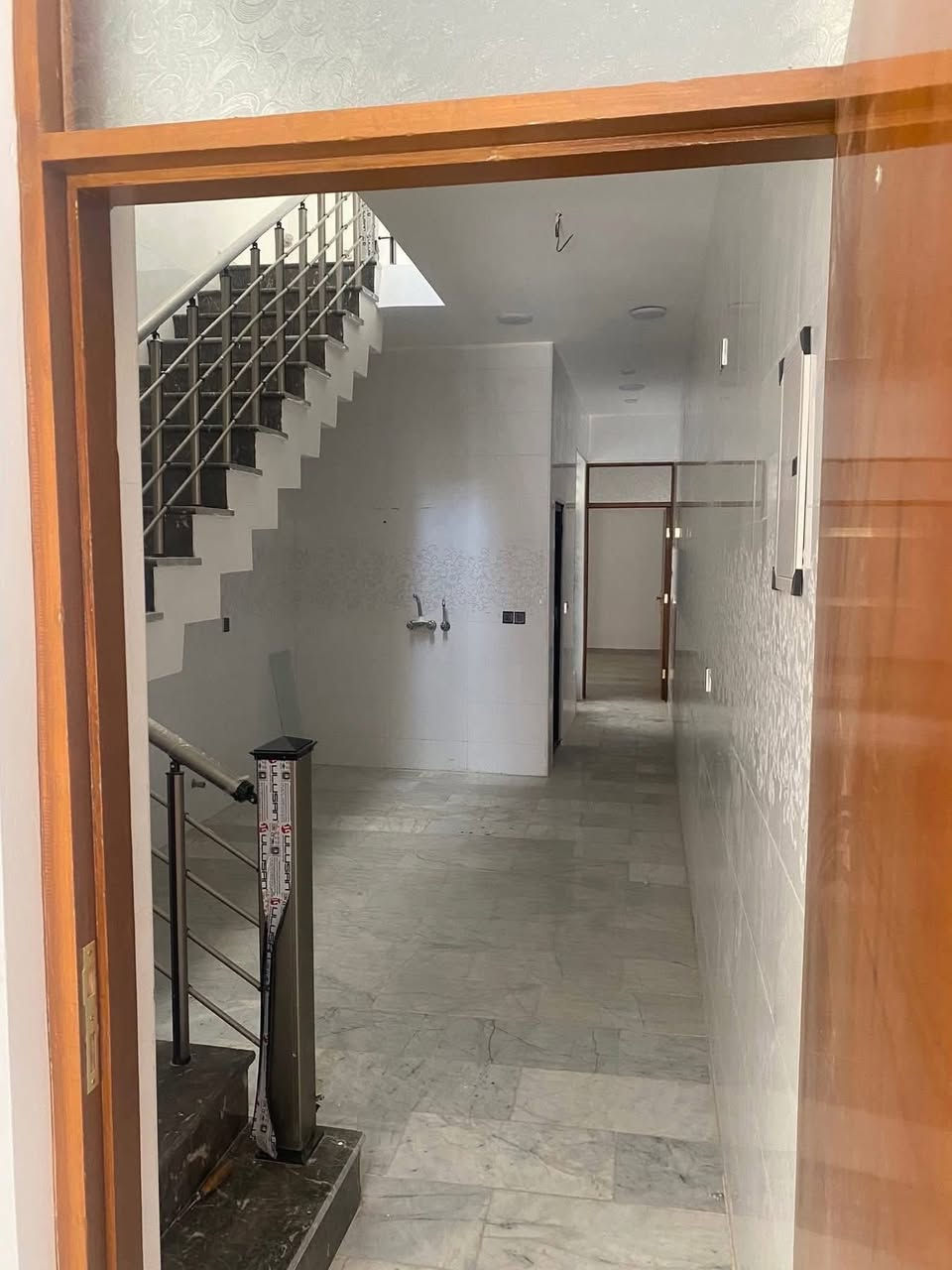 مشتمل 75م للبيع حديث
مشتمل 75م 

واقع حال ٧٦

واجهة 3،40 نزال٢٢ 

حديث الان تم انجازة
يتكون من طارمه واستقبال 

حوالي مطبخ منور 
خدمات وغرف نوم 
وطابق ثاني غرفتين نوم وخدمات 
وبيتونه وسطحين 

📍عنوان المشتمل : في الشعب مقابل جامعة الامام الكاظم

للأستفسار مكتب ارض الخيرات
 ***********ابو حسين 
حسن ***********
