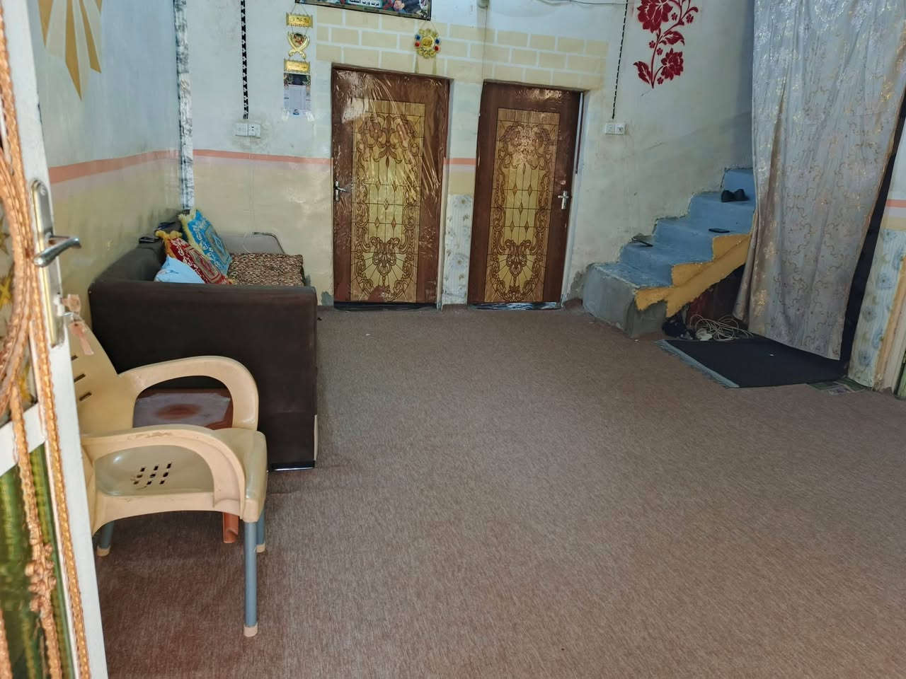 بيت للبيع البستنه زراعي يتكون من غرفتين 5*4 وهول 5*4 استقبال 5*4
ومطبخ 4*3ونص مساحته أكثر من 230متر
الغرفتين صب والحمام والصيحات والباقي سندويج 
السعر 40وبي مجال

استفسار /***********

