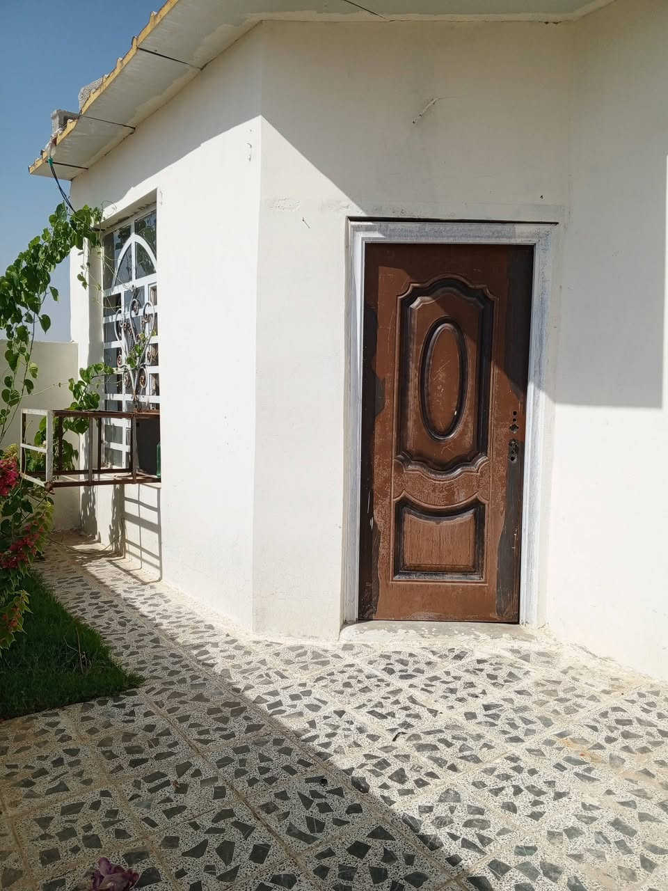 السلام عليكم
دار للبيع
نوع العقار ٢٣٠
مساحه ١٠٥ بناء ١٠٠ مربع
يتكون من حديقه طرمه كاشي
ستقبال +صاله صغيره +صاله كبيره
+مطبخ +غرفه منام+منور +حمام تواليت مختلط صب +السق سندويج ضاغط +الارضيه صب بل كامل من عده طرمه كاشي الدار داخل بلديه +طابو صادر وارد اكتبك عليه باي مكان موقعه كاطون رازي خلف المشروع قرب جامع سيد طارق النعيمي تبليط يبعد عن البيت ٨امتار كلشي قريب عليه مدرسه جامع اسواق البيت كامل وطنيه مولد انره نت سعر كل هاذه البيت ٢٦ مليون بي مجال بسيط الي حاب يتفضل على هاذه رقم او ماسنجر ***********
