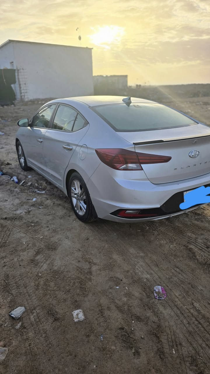 الانترا موديل 2020  السعر 130 وبيهة مجال للناس الطيبه  رقم المثنى معقوين وكالة ابأسمي وبعدله سنه وتصير حره مكاني حلة *********** و ***********
