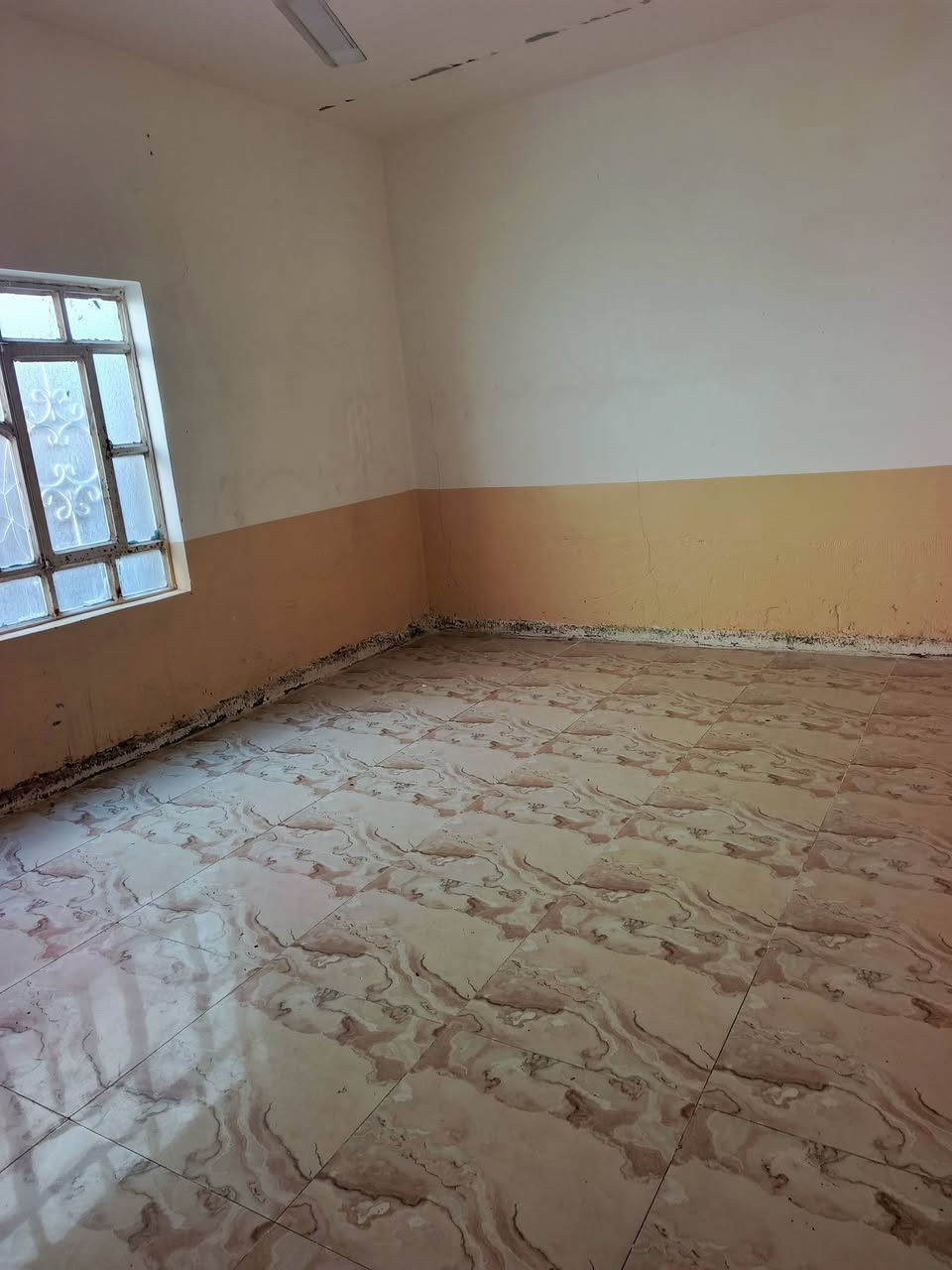 🔴للإيجار 
🔴بيت مساحة 300م 
🔴الموقع حي السلام 
🔴يتكون من غرفتين وصاله ومطبخ وبراني وصحيات 

✅للاستفسار مراجعة مكتب الضامن للعقار الشارع التجاري مقابل منفذ المعرفه أو الاتصال 📞 
*********** واتساب
***********
