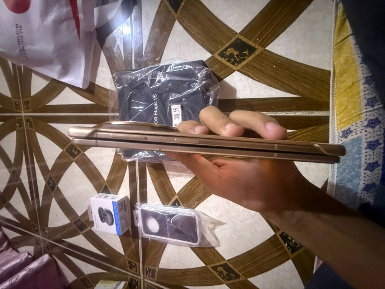 السلام عليكم جهاز هونر magic v5 قابل للطي جهاز رهيب شاشه ذاكره 512 لون ذهبي جديد ابحث عليه وشوف تفاصيله رايده ب 1600