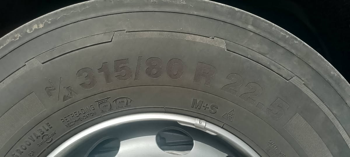 للبيع فقط بس تايرات ياباني حجم 315/22 نضافتهن 100/85 ينشد بالكدام نضيف  شرط لا فتيله ولا ركه شراي يتصل  ***********مكان ناصريه قضاء الصلاح
