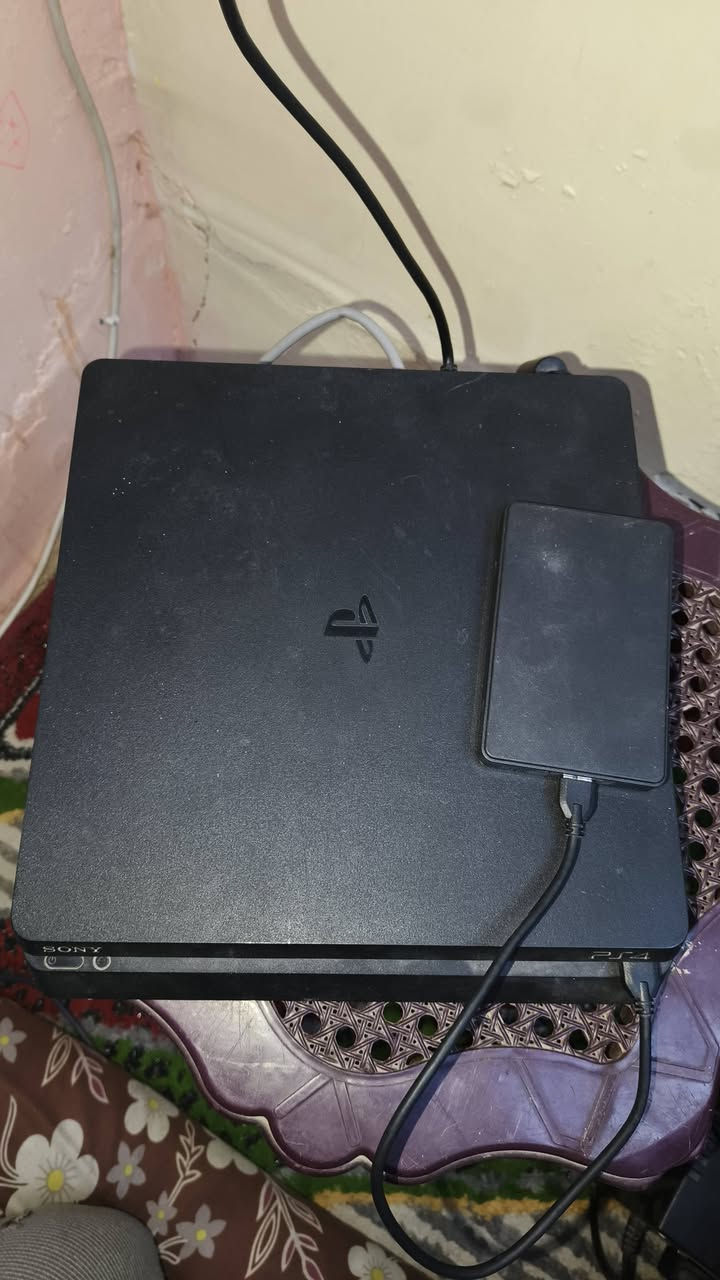 السلام عليكم: 
بلي فور سلم 500 كيكا مهكر نظام 11
مع هارد تخزين بسعه 500 كيكا مع 14 لعبه كما موضح بالفيديو، الجهاز نظيف لوك ستيكر مامفتوح ولا مصلح، مع جوستيك اصلي والاخر تجاري 
يجي ويا جهاز يو بي اس بسعه 850 فولت 
السعر 350 وبي مجال 
التواصل: *********** مكاني الكاظميه
