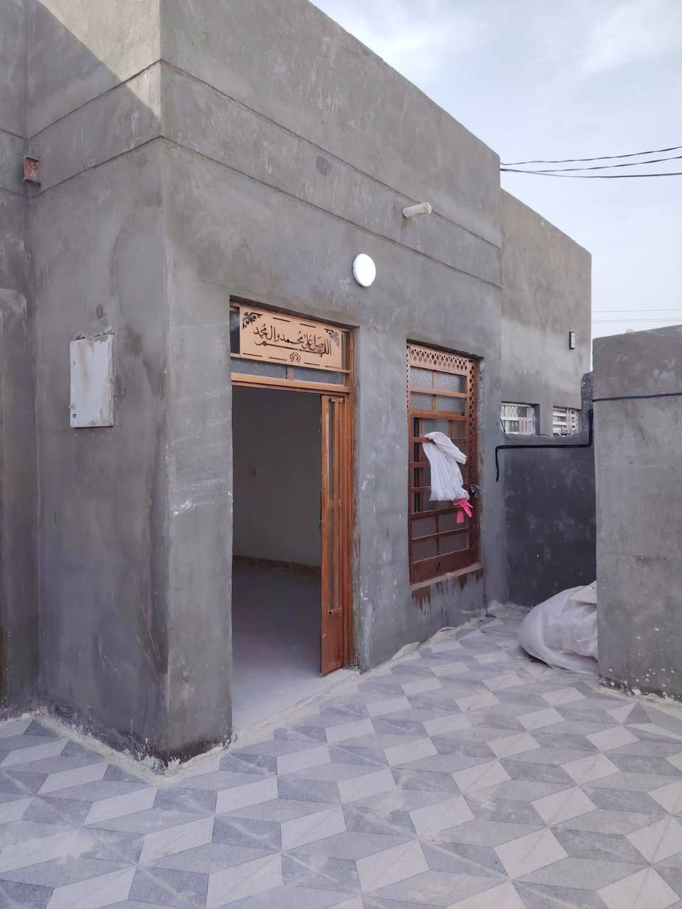 بيت للبيع بحي الامين بشارع سادة الفوادين المساحة 150 بية غرفتين وصاله ومطبخ وبراني بيت جديد فارغ حالين ستوة كمل بناء شوارع تبليط ومجاري الاتصال *********** ديوانية, القادسية
