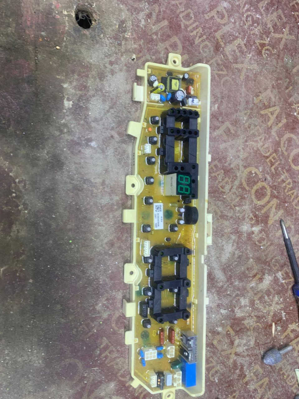 سلام عليكم توفر كروت شرط الشغل وبدون تصليح شرط 
سامسونك كارت دشبول خلفي+امامي
الحافض كارت دشبول خلفي+امامي 
الجي انفيرتر 
ميديا+دنكا+هايسنز 
عنواني الغزاليه موجود توصيل ***********
