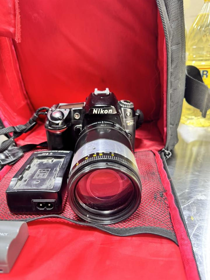 السلام عليكم ورحمة الله وبركاته اخوان عندي هاي الكامره نوعه دي ٨٠ سعره ٢٠٠ الف بيه مجال شي قليل تواصل واتساب فقط ***********
