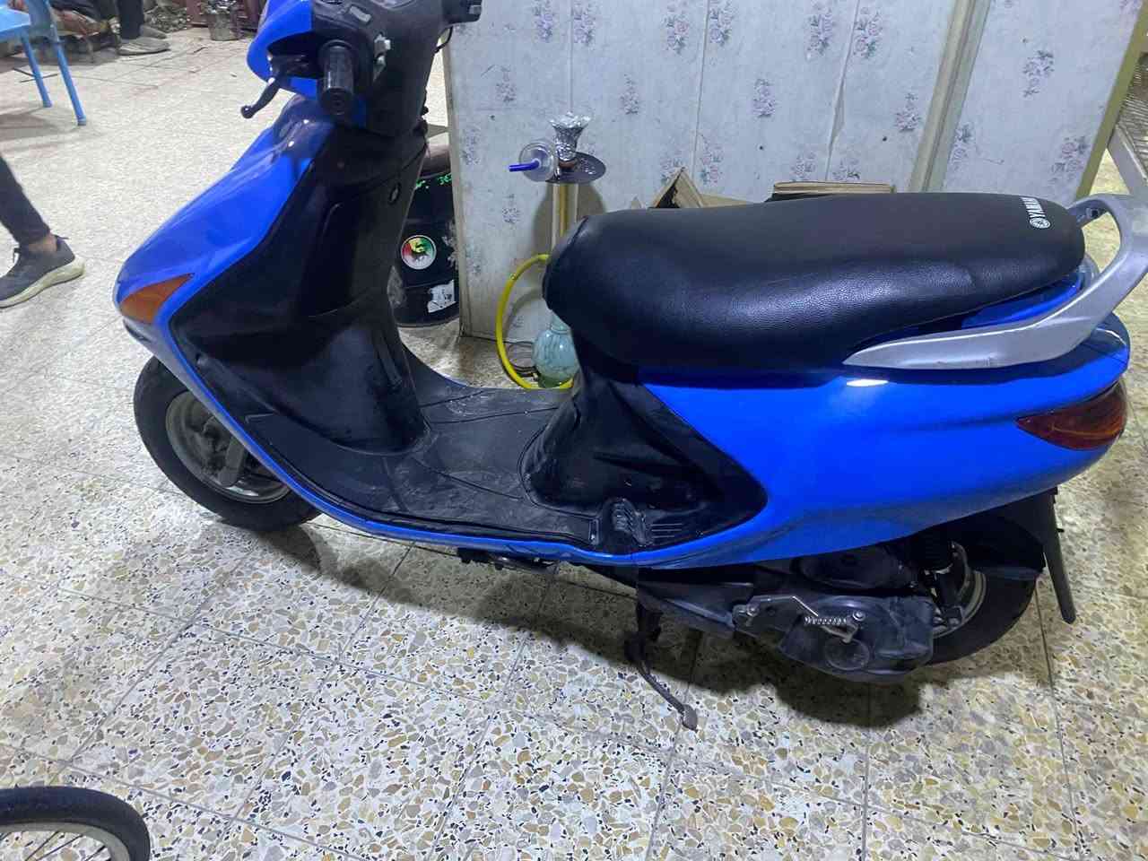 السلام عليك دراجه للبيع نضيفه مال حاويه كله شغال وجديد مكينه ما مفتوحه كهربائيات  كله شغاله سعره 500وبيها مجال ***********
