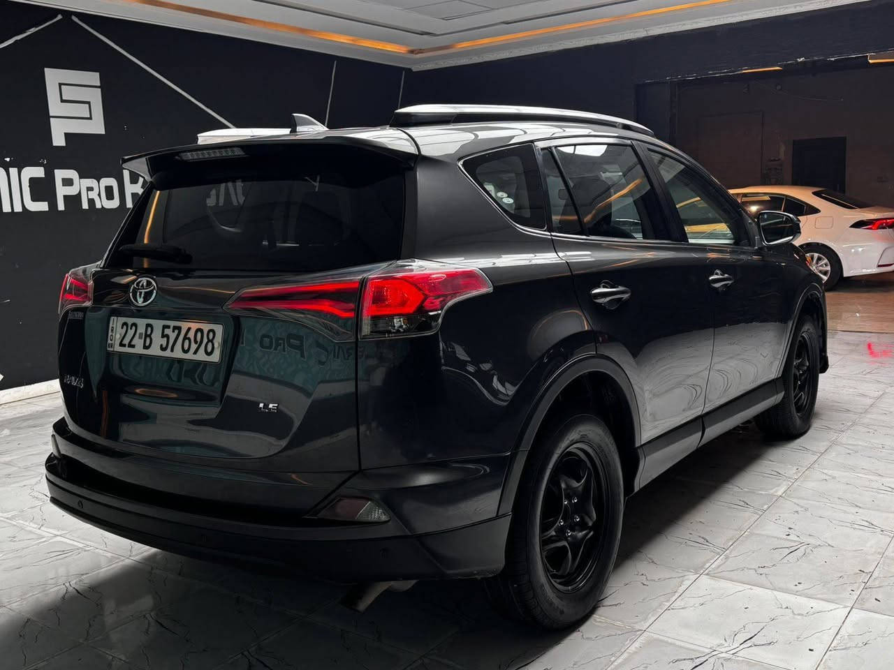 تويوتا راف فور RAV4 موديل 2017
#رقم اربيل بأسمي

الفئة: LE

نظام الدفع: دفع امامي 

العداد: 140,000 مايل

الوارد: الولايات المتحدة الأمريكية

المواصفات:

شاشة عرض

نظام التحذير من الاصطدام (رادار)

مصابيح أمامية LED

كاميرا خلفية

مثبت سرعة

نظام التحكم في المنحدرات (Hill Assist)

ملاحظات:

السيارة وارد أمريكا الضرر جاملغ الامامي جانب السكن بدون اي دواخل

مكان السيارة #كربلاء
رقم موبايل *********** 
السعر: 🟧 150 وبيها مجال قليل
