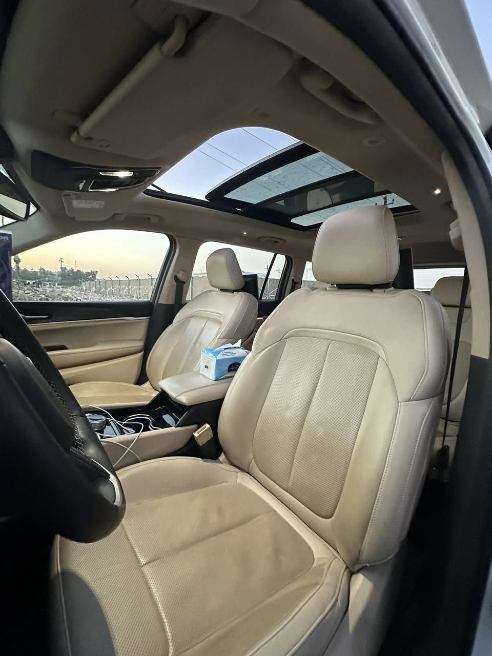 سيارة جيب كراند شيروكى ليميتد  الشكل الجديد 7راكب الموديل:2021 (خليجي) مكفولة  كفالة عامة
العداد:44الف ميل قابل للزيادة
المحرك: 3.6 
المواصفات:
*نظام دفع رباعي 4X4 متطور
*فتحة سقف بانوراما
*الصندوق كهربائي 
*رادار تفاعلي مع خاصية التوقف والانطلاق
*تحذير النقطة العمياء
*تحذير الخروج عن المسار
*نظام المحافظة على البقاء فى المسار
*خاصية المساعدة على التوجية فى التقاطعات لتفادى الحوادث
*حساسات امامية وخلفية
*كاميرات 360 للرؤية المحيطية
*المرآة الداخلية مزودة بشاشة لعرض الكاميرا الخلفية
*نظام مانع تصادم خلفى
*المقاعد الخلفية مدفأة
*مقعد السائق والراكب مدفأة وتبريد وكهربائية
*مقعد السائق ذاكرة
*نظام ابل كار بلاى و اندرويد اوتو 
*نظام صوتي فاخر
*دخول ذكي (بصمة)
*نظام التشغيل عن بُعد
*نظام التحكم التلقائي في الضوء العالى

*انماط قيادة متعددة رياضية وللطرق الوعرة

السعر :  350 وبيه مجال بسيط 
الاتصال :***********
