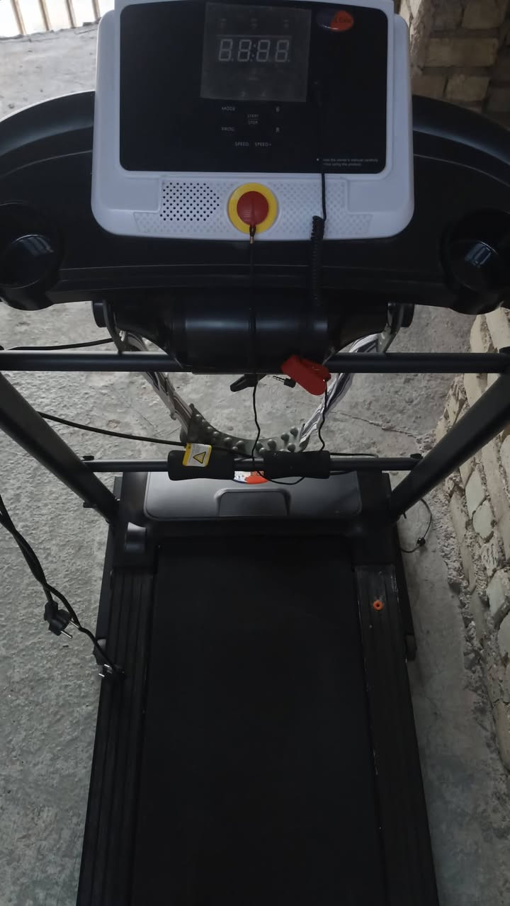 جهاز جري استعمال قليل نظيف
السعر 250 وبي مجال بسيط 
الاتصال على الرقم     ***********
