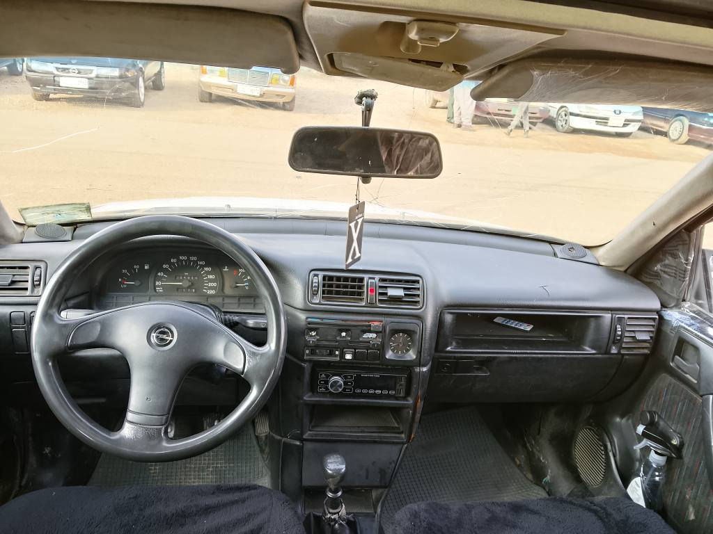 بۆ فرۆشتن..
ئۆپل ڤیکترا..
ئارمی پلاستیک سلێمانی بەشەرتی ئاڕم و ئەوەلیات و مەفرەزە..مۆدێل ١٩٩١..مەکینە ١٦ قایش پان  ..سوکان پاوەر..سلاید شوشە..ABS.
 گێڕ عادی.. تاخم ویل ئنفنیتی..چوار تایەو ویلی نوێ نوێی لە ژێرە..خایسی نیە ..گێڕ و مەکینە بەشەرت..توند و تۆلی بەشەرت.. موس و براوە بەشەرت..کارەبایی بەشەرت..گێچەکانیشی هەموو ئیش دەکات..سەیارەکە نموونەیە لە جوانی مالی دەستی دۆست و گەنجە..سعری خوار هەموو بازار 22 گەلاو کەمێک مەجال ..
بۆ زانیاری زیاتر تێل بکە..
 ژ.م ڤایبەر + واتسئاپ *********** 
 ژ.م *********** أربيل, العراق
