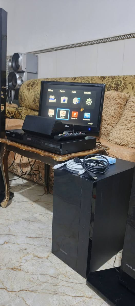 السلام عليكم .
جهاز مسرح منزلي و مضخم هوم سينما سيستم ماركة سامسونج نظام حديث بلوراي 3D .
 ..استيراد وكالة الكويت . 
نظافة ممتازة و بلادي شغال بالكامل .
 يشغل 6 سماعات ملحقاته ريموت اصلي مع كيبل اوبتكل و كيبل HD  والتوصيلات . 
 مع بلوتوث خارجي نوع ممتاز .  مواصفات :
مشغل جمیع الاقراص بلوراي 3D وDVD و CD و MP3 يعرض عالشاشة 3D . ثلاثي الابعاد .
ربط انترنت LANلتشغيل تطبيقات يدعمها الجهاز
 اواكس مضخم صوت لربط  اي جهاز  اخر عليه
بلوتوث .للربط مع النقال .
اوبتكل لربط كيبل ضوئي مباشر مع الشاشة .
فلاش رام ..مشغل صوت + فيديو .
راديو باحث FM مع خزن قنوات مفضلة .
مع خاصية ايكولايزر للتحكم بنغمة الصوت والتضخيم وتقسيم للسماعات التي تعمل بالنظام المسرحي المحيطي و نظام الاستيريو عالي الوضوح ..شغل الجهاز جدا راقي و ممتاز من علو بالصوت وتضخيم دمام قوي جدا لليريد بيز قوي 
 السعر ٢٠٠ الف نهائي اخوان من الاخير .
للاستفسار او المراسلة عالخاص بلا زحمة او 
*********** البصرة . موجود توصيل شركة .
