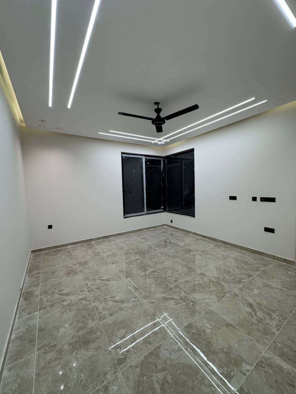 بناية تجارية للإيجار التجاري ( تجاري فقط).

الطابق الاول متوفر فقط والباقي مستأجرة .

العنوان :-السيدية - شارع النخيل السايدين مباشرة .

تحتوي على ٣ طوابق منفصلة ذو جودة عالية وتشطيبات راقية .

كل طابق يتكون من :-

- ٣ غرف عمل

- مطبخ منفصل

- مجاميع صحية عدد ٢

للاتصال : ***********
