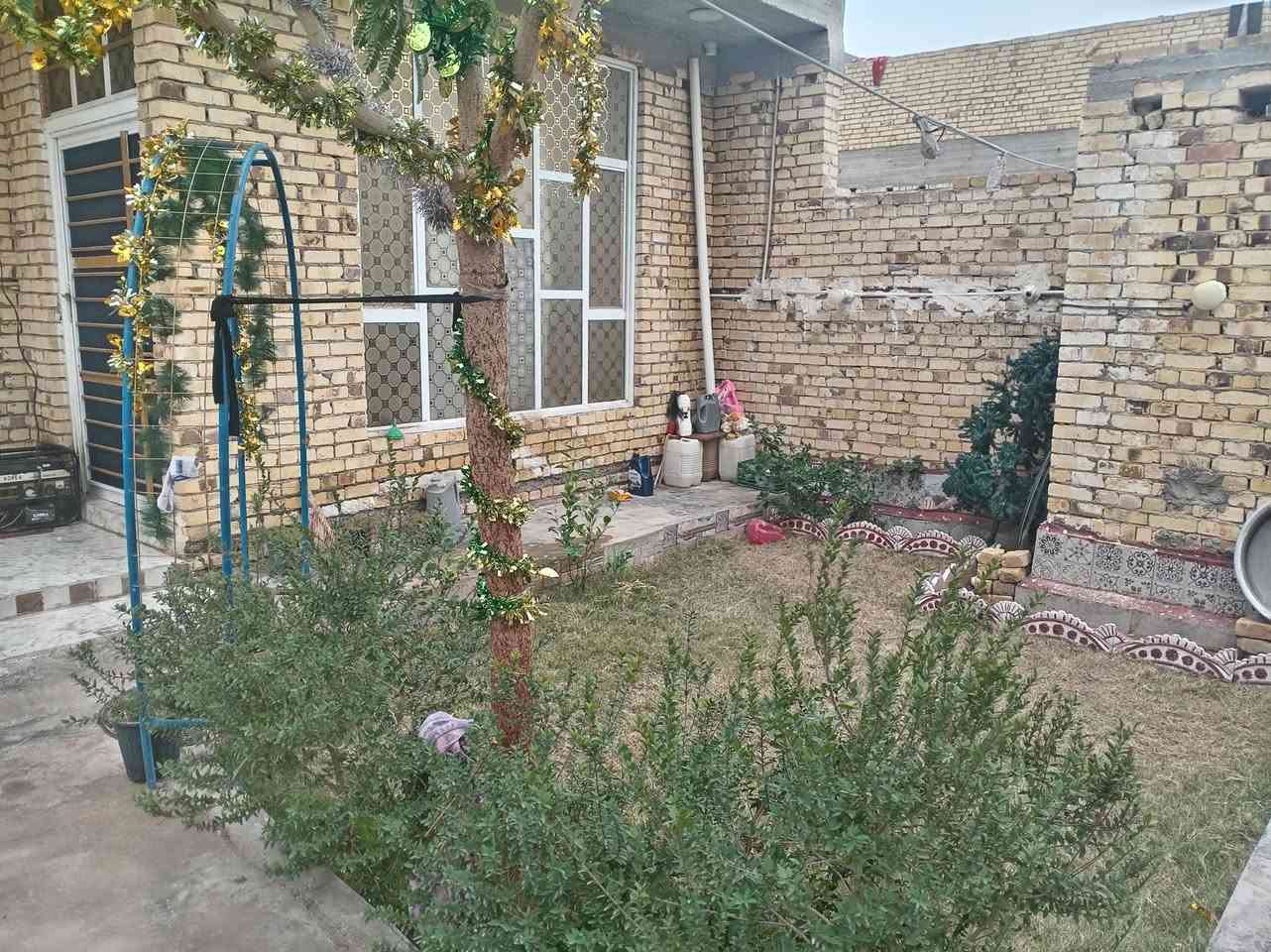 السلام عليكم بيت للبيع مساحه 225 ركن ع شارعين مقابيل بيت براهيم ثجيل القديم البيت يحتوي ع غرفتين وصاله ستقبال مطبخ صحيات خارجيه وداخليه كراج وحديقه للاستفسار رقم التليفون ***********
