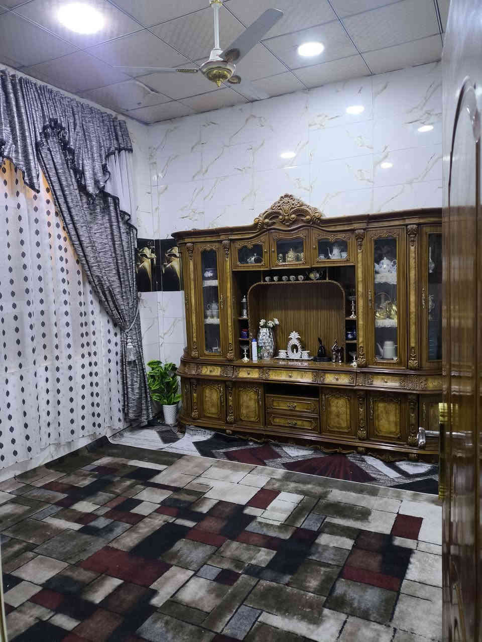 بيت للبيع في منطقه حي جمهوري مساحة150م ركن طابقين بناء 2017
***********
