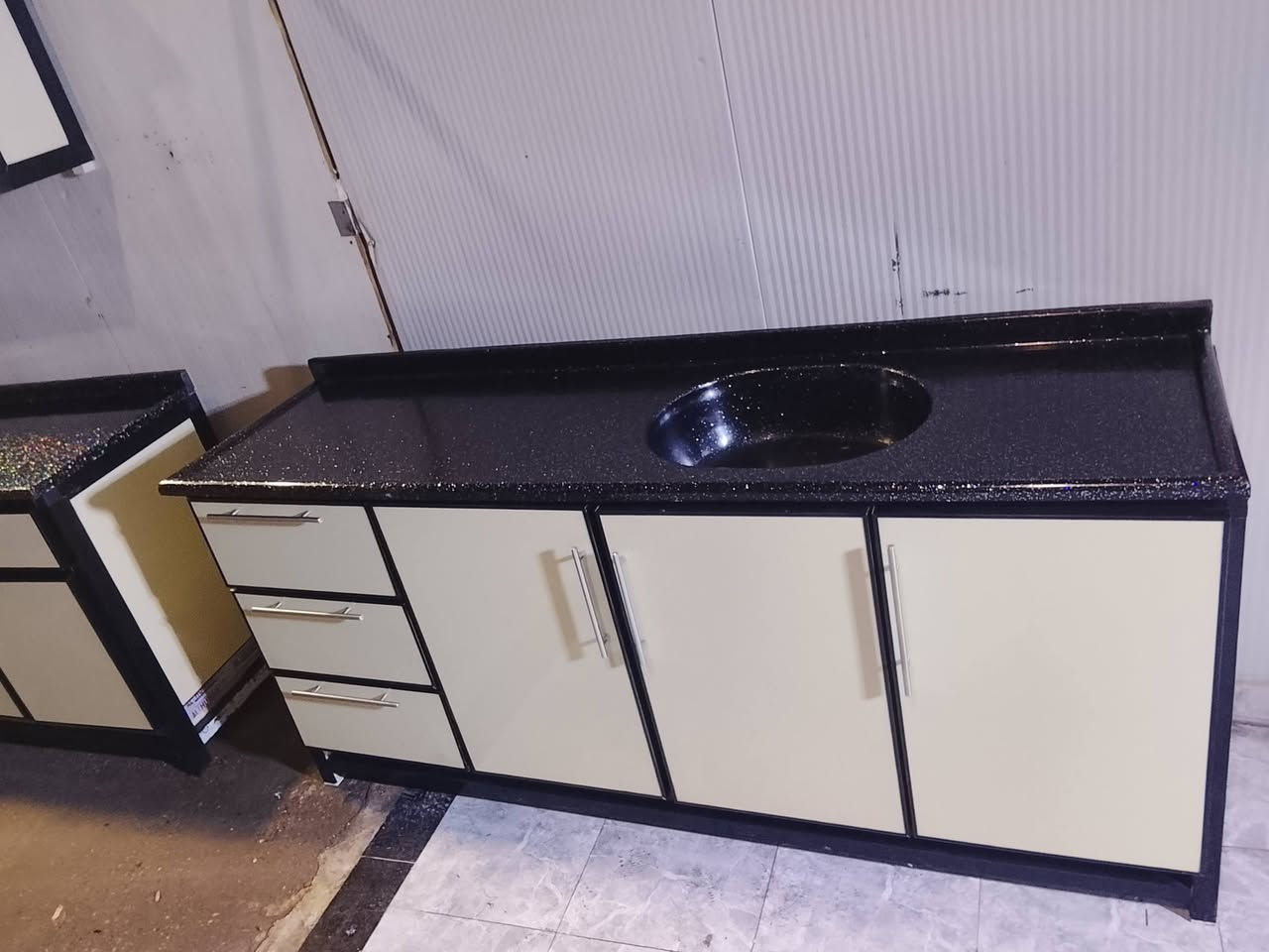 كاونتر تفصال درجه اولى 3 قطع كله مرمر نظيف جداً لايوجد ضرر العنوان بغداد الشعب الرقم *********** يوجد فيديو. والتفاصيل كاملة على الواتساب
