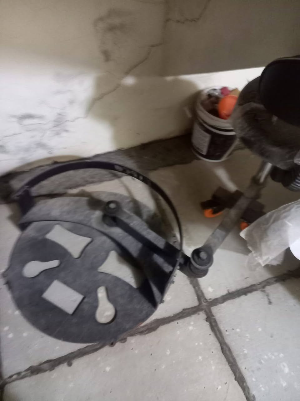 كرسي جالس مساعد حلاق للبيع تواصل خاص او ع رقم ***********
