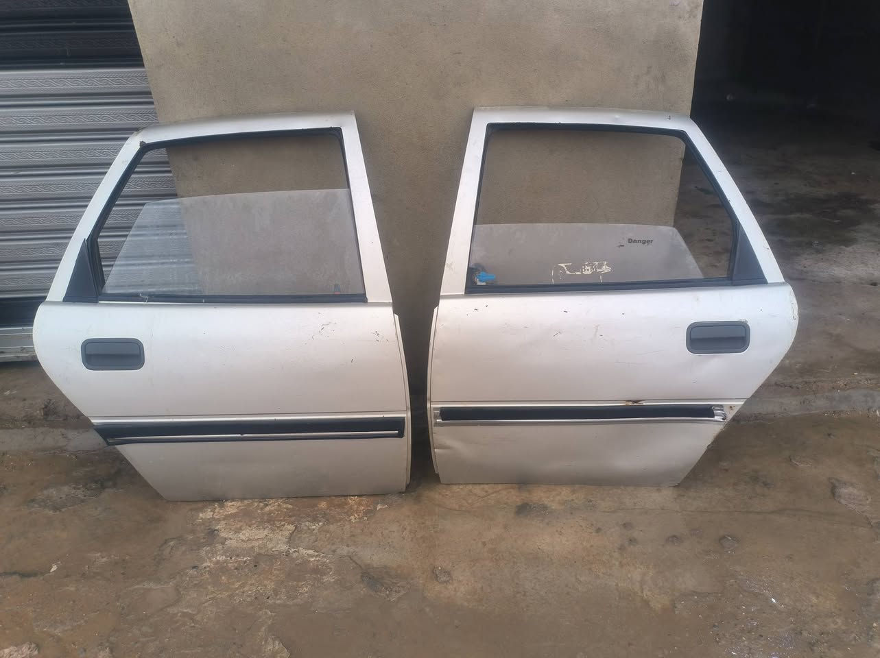 السلام عليكم
أربعة أبواب فكترة للبيع نضاف جدد .كشنات اثنين كدام انضاف 
سعر الابواب 250 الف .وسعر الكشنات 80 الف
للتواصل على الرقم ***********
