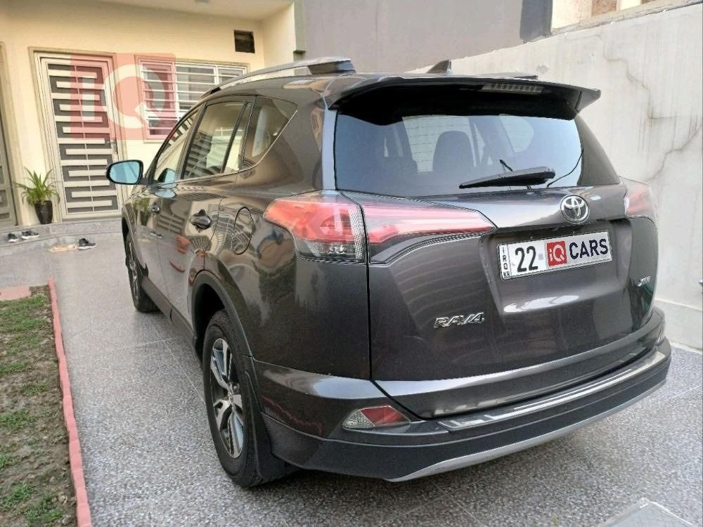 تويوتا راف ٤ موديل ٢٠١٨ XLE
تدفئة تبريد ،تحديد مسار ،حساس تصادم ، سلايد ، 2wd ، بصمة 
كامل مواصفات ، الضرر بين جاملغ النفر وباب النفر 
صبغ نصف الجاملغ وبابا النفر مبدل اصلي نفس اللون 
والباقي كلو بلادي بجم كبس 
ماشية ٧٢٠٠٠ كلم 
السيارة وارد كندي 
السعر ١٨٥ $ 
*********** واتص
