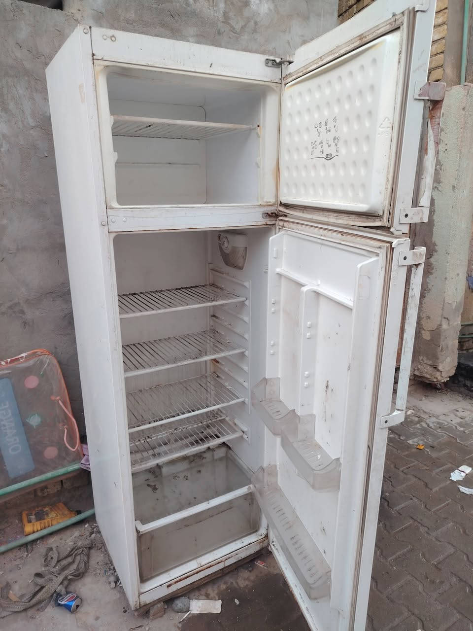 سلام عليكم  ثلاجه البييع بيه فريز مزرو بس سعر  100قفل قفل  كبيره حجم مكان  كوت  الكريميه  رقم ***********واساب ***********
