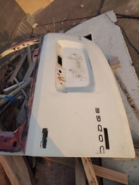 باب صندوق اصلي لونه الأصلي ماروني بس مصبوغ ابيض سعره ٧٥ وبي مجال للاست...