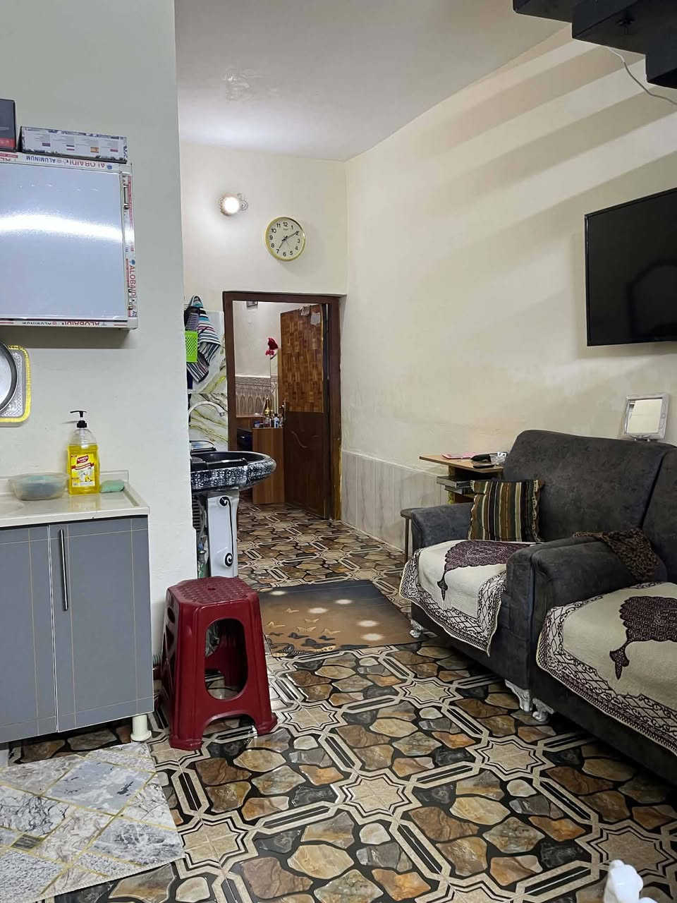 بيت للبيع
الموقع حي الربيع شارع القاضي قرب حسينية مسلم بن عقيل
يحتوي على استقبال +صاله+غرفتين  
السعر ٨٥ مليون قابل للتفاوض 
للتواصل *********** غير متواجد على النت
