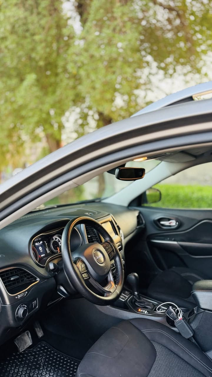 جيب بزون 2020
رقم شمالي سنويه وهزه وفحص جديد
مكينه 2400
حادث فقط قطعه وحده بنيد والباقي كفاله من كلشي
بدون ايرباك وبدون دواخل حادث سطحي
السعر 155 
مكاني البصرة/ القرنة 
***********
