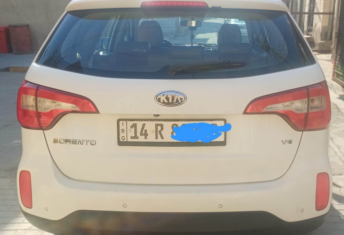 السلام عليكم 
***********
للبيع كيا سورنتو 2014 خليجي كفالة من ضربه وصبغ والفتح بيها فقط باب الصدر بادر خفيف مايبين بس بل السونار رقم دولي بسمي وسنوية جديدة 7 راكب محرك وكير مامفتوح لاصوت ولاتبخير V6سته سلندر منضومةتبريد جديدةكاملة مواصفات تحكمات استيرن جهتين بصمة تشغيل بلاد كامرة شاشة حدادة حلوة تخم تاير جديد السعر 175ورقه مكان السيارة البصرة القديمة
مكلف بلنشر الزبير, البصرة
