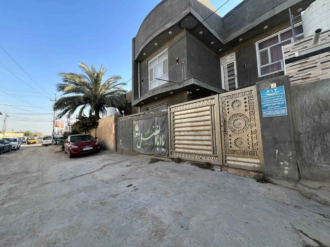 دار للبيع مساحة ١٥٠متر موقع مميز حي المهندسين يبعد عن شارع العام ١٠امتار  قرب محطة طاقة كهرباء سنتر بنص المهندسين 
محتويات الدار(٤غرف نوم ٣مجمعات صحية واستقبال كبير وهول ومطبخ   ٢مخزن للغراض)
السعر ٢٨٠مليون 
للاتصال ***********
