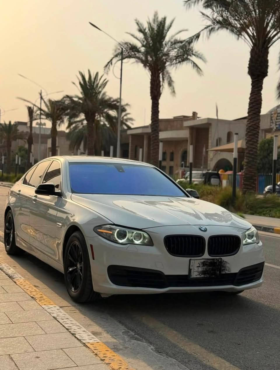 السلام عليكم
BMW 528i توين تيربو

السيارة فول مواصفات على اخر حباية وجديدة مال جناي
(ملاحضة السيارة مضلله)

    BMW 528i
* السنة: 2014
* الفئة: الفيس لفت (LCI)
* الابواب: 4 أبواب شفط 
* 4: ابواب بصمات
* الدفع: خلفي (RWD)

المحرك

* الكود: N20
* السعة: 2.0 لتر
* 4 سلندر توين تيربو TwinPower Turbo
* حقن مباشر
* نظام Valvetronic وDouble VANOS
* القوة: 241–245 حصان (حسب السوق)
* العزم: 350 نيوتن.متر
* تيربو Twin-Scroll
* نظام Start/Stop.  

ناقل الحركة

* أوتوماتيك 8 سرعات ZF Steptronic
* تبديل يدوي (+/-)
* أوضاع القيادة:
    * ECO PRO
    * Comfort
    * Sport
    * Sport+ (حسب التجهيز).  

* سعة خزان الوقود: 70 لتر

* مصابيح LED أو زينون حسب الفئة
* LED نهارية (Angel Eyes)
* حساسات أمامية وخلفية
* كاميرا خلفية (اختياري)
* فتحة سقف كهربائية
* مرايا كهربائية مع طي
* إضاءة ترحيبية بالمقابض (حسب التجهيز)

* شاشة iDrive كبيرة
* نظام ملاحة GPS
* بلوتوث
* USB وAUX
* تحكم من المقود
* مثبت سرعة
* تشغيل بزر Start/Stop (بصمة)
* تكييف أوتوماتيك ثنائي المناطق
* مقاعد جلد كهربائية مع ذاكرة
* إضاءة داخلية Ambient Light

* ABS
* ESP
* Traction Control
* Hill Start Assist
* Brake Assist
* TPMS مراقبة ضغط الإطارات
* ISOFIX لمقاعد الأطفال

* تعليق مستقل أمامي وخلفي
* توجيه كهربائي
رقم بغداد مكان السيارة كذلك بغداد 

بيها ضربة خفيفة بالجامغ الخلفي وراجع نفسة ضرر بسيط جداً 
بالاضافة الى تبديل الباب الامامي والخلفي جهة سايق اصلي نفس اللون اثر شخط

السعر: 155 بيها مجال بسيط 
 رقم الهاتف ‭ ***********‬
