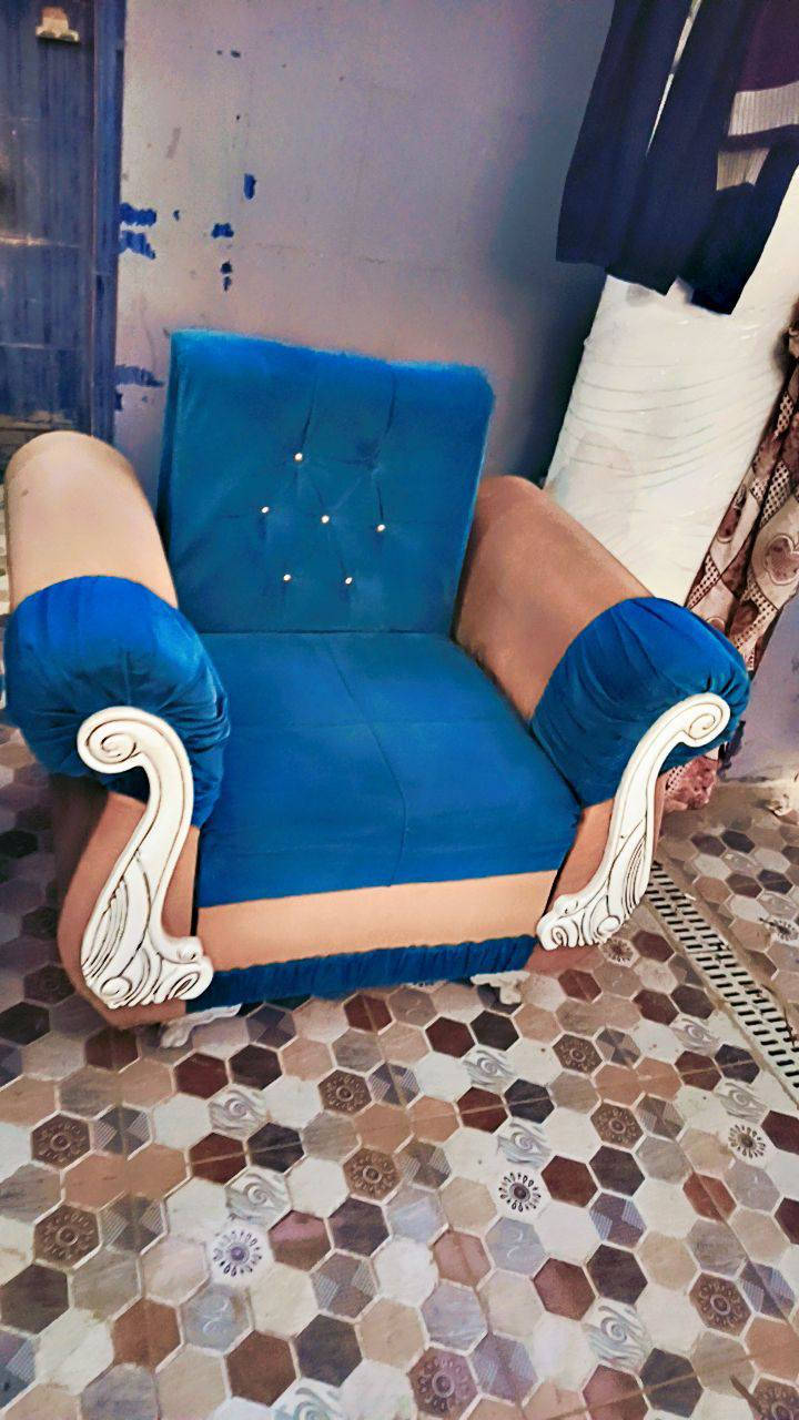 تخم مستعمل نظيف مابي كسر ولانازل خمس قطع عشر مقاعد ب200 الشراي على الخاص او يتصل *********** العنوان داخل الديوانية على طريق الاسكان
