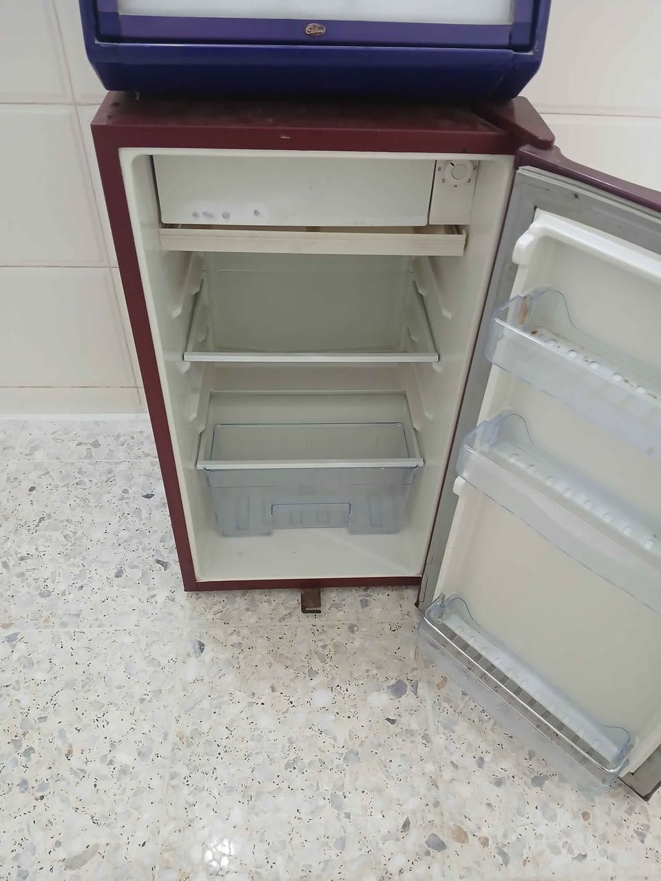 ثلاجة حجم ٥ قدم شغالة وبحالة جيدة سعر ٨٠ الف عنوان بداية مدينة الصدر أولى موبايل *********** بغداد, العراق
