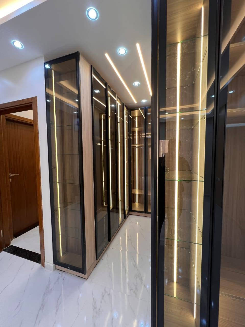 🏡 للإيجار | أول سكن في الشيخ زايد

📍 كمبوند زايد هايتس – بجوار أركان مول

✨ 250م² | الدور الثاني | أسانسير
🛏️ 3 غرف نوم
🚿 3 حمامات
🛋️ ريسبشن 4 قطع + ليفينج + مطبخ كبير
🎨 تشطيب ألترا سوبر لوكس بديكورات فندقية
🌿 ڤيو مفتوح على الجاردن واللاندسكيب
📍 موقع مميز وقريب من البوابة

📞 للتواصل وحجز المعاينة واتساب أو اتصال.
@ [9***********303:13708:010 25905892]
