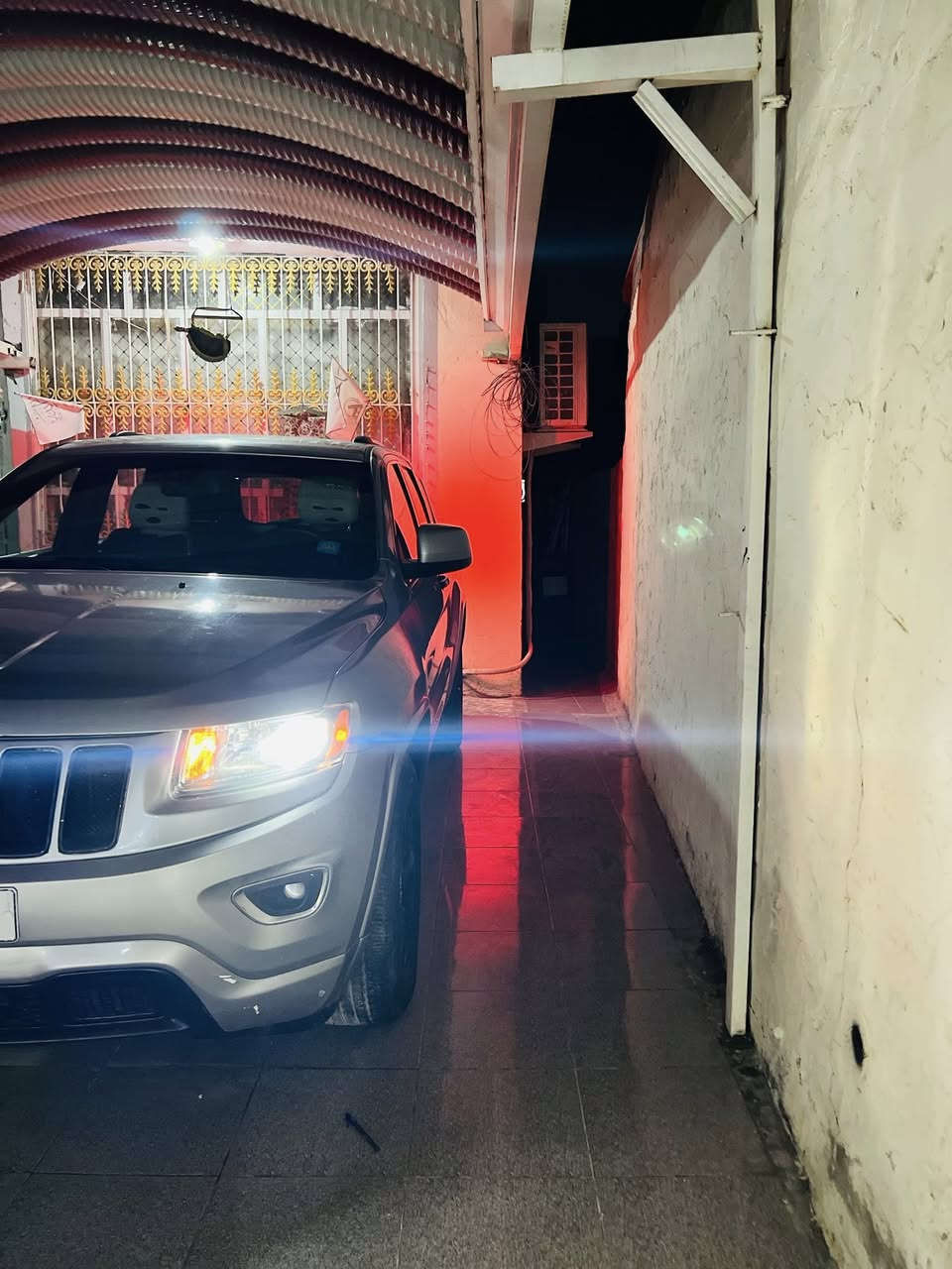 سلام عليكم عندي جيب البيع موديل 2016 امريكي حادثه بس جاملغ وبنيد كلير سعره 180وبيه مجال للشراي مكان السياره حله حي نادر  رقم ***********
