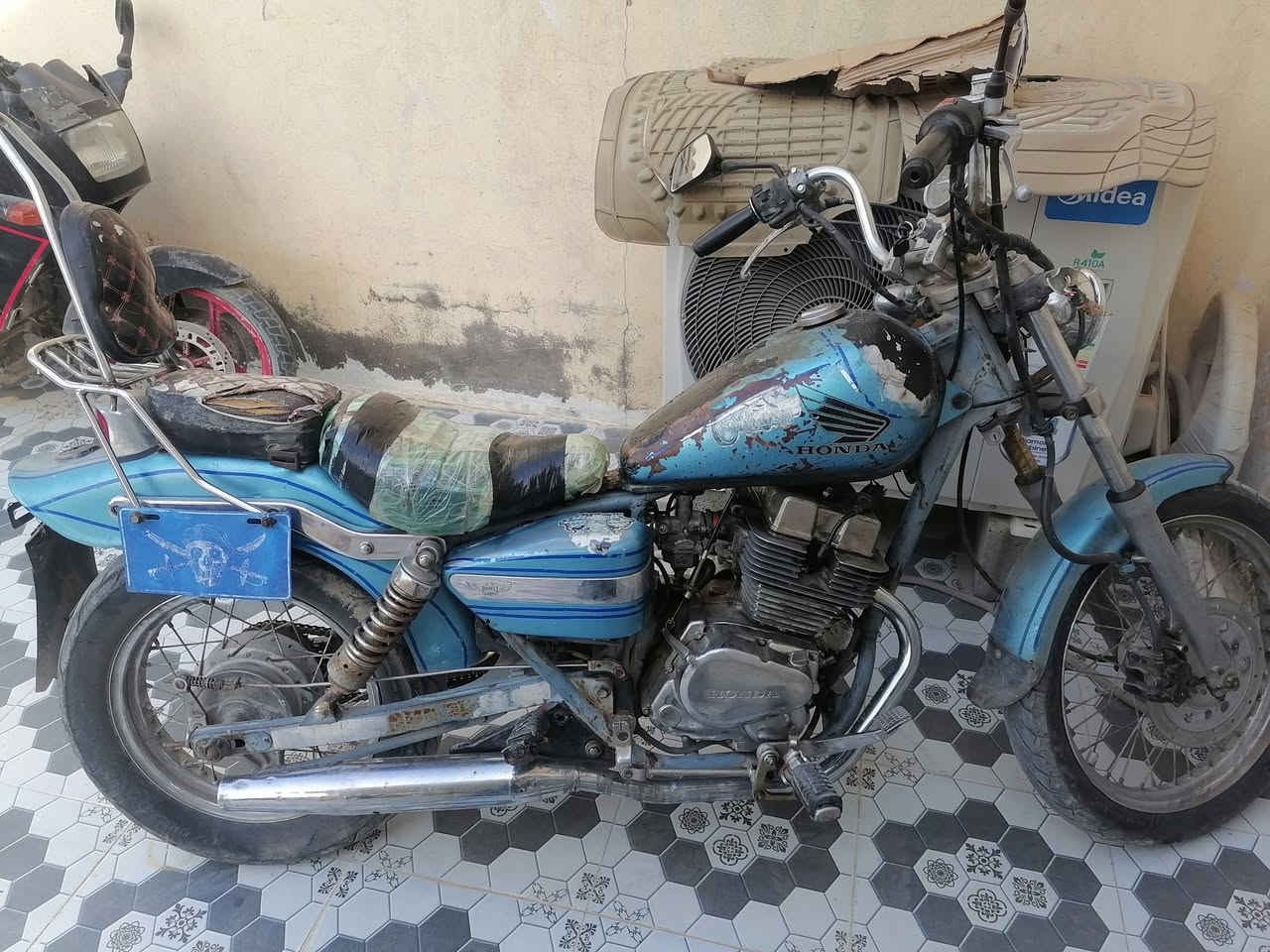 سلام عليكم
هوندا ريبر هارلي شغال نكره بس يحتاج ترتيب 

محرك ربع ٢٥٠ مفتوح 

كفاله لا تنقيص ولا تبخير 

مابيه اوراق حبل ابيع كوم حديد 

سعر ٤٠٠ وبيه مجال ويرهم مراوس 

مكاني ضلوعيه 

***********
