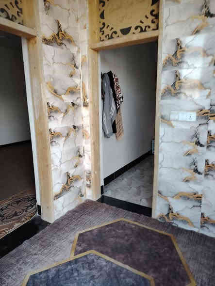 بيت للبيع قرار 117 مفوض بالطابو المساحة 312 متر ركن  على 3 شوارع  بي بناء 160  والباقي قطعة فارغة البناء حديث صارلة سنة العنوان حي النصر قرب السادة ابو خطة قريب بيت الشيخ ابو ثامر قريب اسواق عماد السعر 62 بي مجال للشراي العنوان بابل ملاحظه البيت مبني بي الواجهية فقط مطبخ حار 2ونص في 4 وهول 5في 6 ومضيف كبير 8 في 4
الاستفسار اكثر ***********
