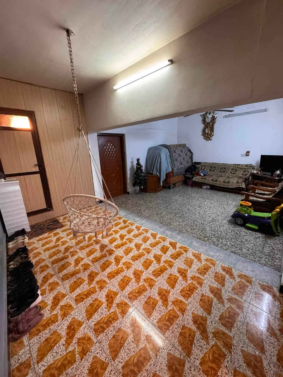 بيت للبيع مساحه 120متر في الطوبجي منطقه الجته طابو صرف
بناء مسلح قديم 
واجهه 6
نزال 20
مدخلين استقبال
مطبخ
الطابق الارضي غرفه وحمام ومطبخ وترك
الطابق ثاني هول وغرفتين وحمام الطابق الاخير بيتونه وسطح
السعر 460
الاتصال علئ هذا الرقم ***********
