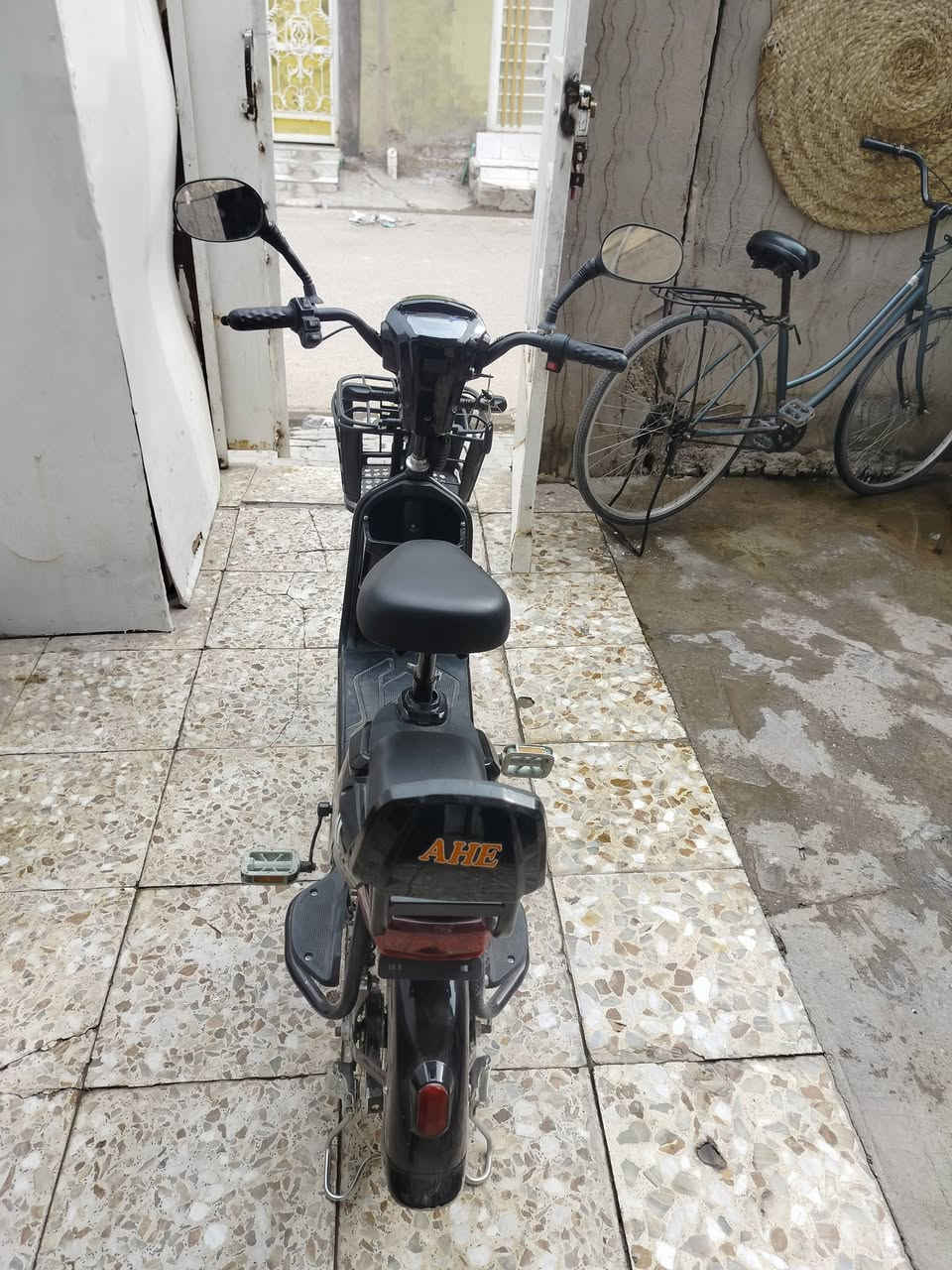 السلام عليكم ورحمة الله وبركاته
دراجه للبيع شحن 4بطاريات 
حجم 14 بيه بصمه وسويج نضيفه قبل يومين من اشتريته متوازي على فلوسه مكان نجف حي ميسان شارع جوهره العرب سعره 250الف وبيه مجال 
***********
