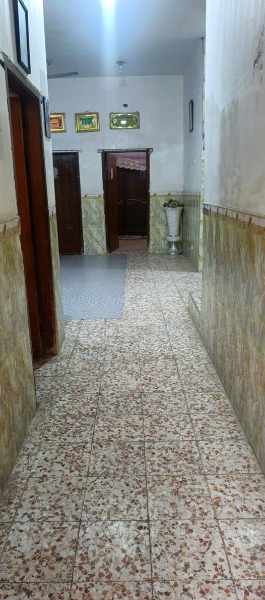 بيت طابو مساحه200 في دور الشرطه قرب محطة الكندي يحتوي على ستقبال ومطبخ وصاله وقرفتين  ومناور ثنين وصحيات خارجيه وداخليه السعر 200هاتف ‏‪0774 933 1694‬‏
