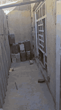 السلام عليكم بيت في حي الزهراء مساحته 100واجه 10يحتوي البيت على غرفتين نوم وصاله واستقبال بيت شوفت عينك قريب على شارع المخازن الي مقابيل حي الكوفه ستفسار خاص سعر 21وبي مجال ***********
