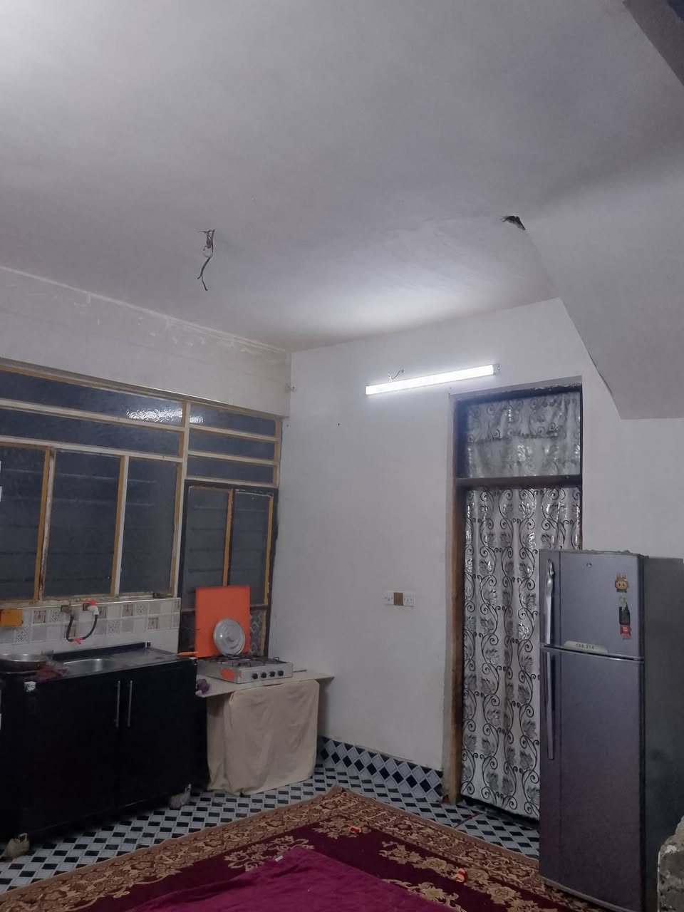 سلام عليكم بيت للبيع مساحه 100 متر يحتوي عله غرفه نوم وستقبال وصاله مشتركه صحيات داخليه وخارجيه وبيتونه طابو زراعي سند 25 للستفسار ***********
