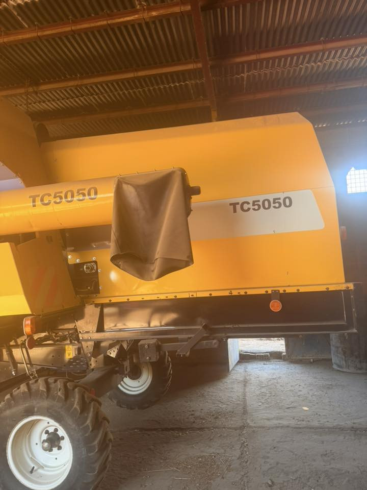 اللهم صل على محمد وآل محمد 
للبيع حاصدة نيوهولند أوربي 
حجم 5050 هايدرو 
4بلم 
رقم سليمانية 
مشتغلة موسمين بالعراق 
للاستفسار 
***********
