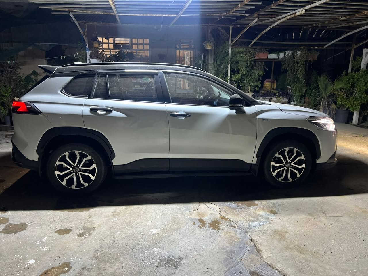كورلا فورتلندر ٢٠٢٤ ماشيه ٣٢ الف السياره جديده بيهه فقط باب عكس السايق مبدل ليبل واحد فقط الباقي كلهه كفاله شركه بلأضافه داخل كامل كت كاربون فايبر  السعر ١٦٩ وبيهه مجال بسيط جدا مكان السياره الشعب 
***********
