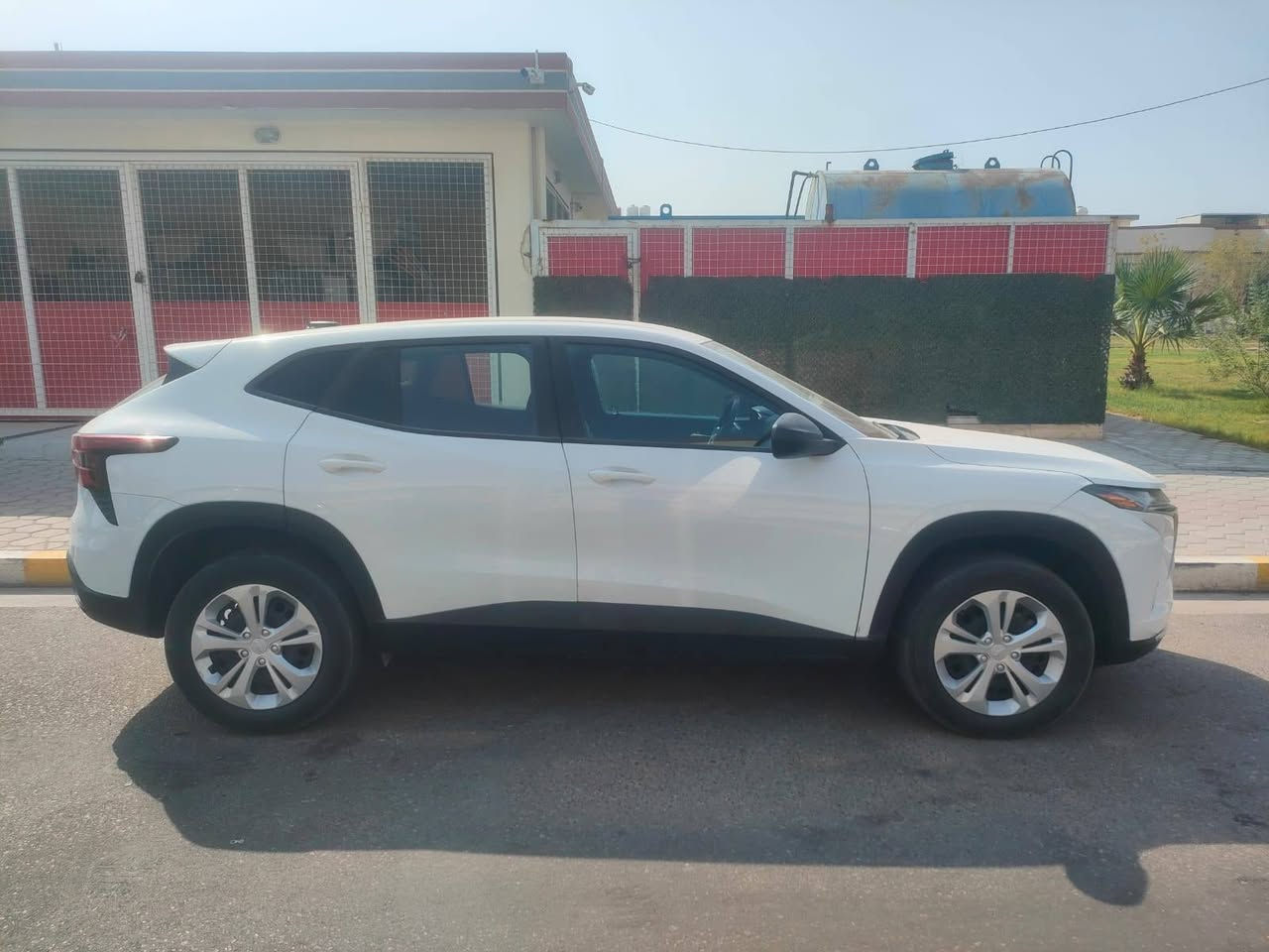 سلام عليكم للبيع تراكس موديل 24 ماشيه 27 الف كيلو بدون رقم حاليا فحص مؤقت محرك توربو 3 سلندر صور الحادث يمك السيارة عميه بدون بصمه تحكم ستيرن جهتين رادار تحديد مسار السعر 115 بيها مجال بصيط للاستفسار / ***********
