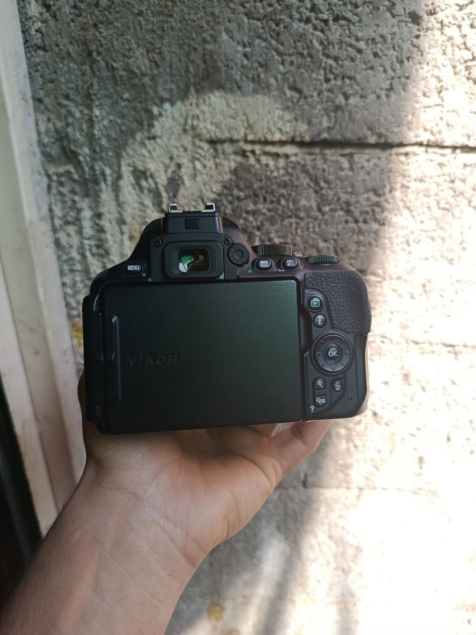 كاميرا نيكون  Nikon D5600
كاميرا نظيفة كلش وبحالة ممتازة 100%

تصويرها راقي واحترافي ونتائجها قوية سواء تصوير شخصي أو شغل

الملحقات:

عدسة 18-140 الأصلية

بطارية + شاحن

حزام كتف

جنطة كاميرا

شاشة لمس قابلة للثني والتدوير

واي فاي وبلوتوث لنقل الصور بسهولة

المميزات: تصوير حلو جداً، ألوان قوية، وسهلة بالاستخدام حتى للمبتدئين

الحالة: نظيفة لوگ

السعر: 550ألف بوكاني بغداد


**إذا كنت صاحب هذا الإعلان وتريد حذفه لأي سبب، رجاءا أرسل رسالة إلى الدعم الفني**