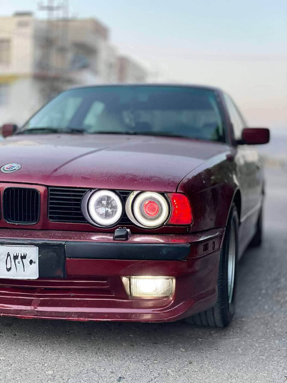 سلاو هاوريان
 بيئيم ٥٢٠ بو فروشتن
سعري ٤٤ كةلاو مةجاليكي كةميشي تياية 
ارمي بلاستيكي هةوليرة و سةنةويشي لةكةلاية
رةقةمة اصلةكانيشي ماوة 
بيلاد ٥٢٥ بوة مةكينةي كوراوة بة٥٢٠
 موديل١٩٩٢ گيري عادية
 دوجام كارةباية ناو سبي  سوكان ايرباك 
تايةويلي لوكي ئيم باوةري لةزيراية 
لايت ئةلقة 
سةيارةكة دةستكاريةكي باش كراوة بي عةيبة 
جةمةلةغيكي دواوةي سايةقي ليدراويكي كةمي هةية 
لةسليمانية سةيارةكة هي مالة هي مةعرةز نية 
هي من نية
هي ام برايةمة لةسليماني كاني باية 
گورينةوةش اكةين بة مةليكةي براوة يان شتيكي هةرزان
*********** السليمانية, العراق
