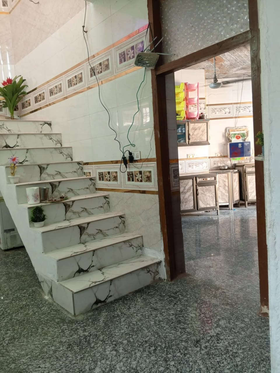 بيت للبيع في طويريج  حي الضباط/شارع المحيط الموقع: مقابل حي الصناعة، بالقرب من المدرسة المساحة: 300م² – طابو زراعي، سند 25، ركن البناء: طابق ونصف – بناء جديد الخدمات: ماء، مجاري، كهرباء متوفرة المواصفات:
3 غرف نوم (2 بالطابق الأرضي+1 بالطابق الثاني)
استقبال واسع2 صالة
2 مطبخ صحيات داخلية وخارجية مناور عدد 2
مزيد من التفاصيل راسلني خاص

للتواصل ***********
بي واتساب 👆
