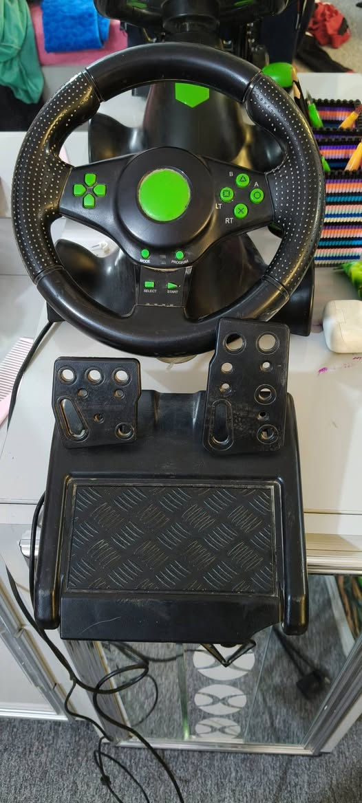 اكس بوكس 360 مهكر بيه أكثر من 200 لعبة دبل جوستك مع دركسون للبيع ب135 كامل مع الدركسون مكاني بلديات رقمي ***********
